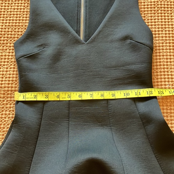 Fabulous LBD sleeveless and scooped V neck dress with exposed zip down back - Picture 14 of 15